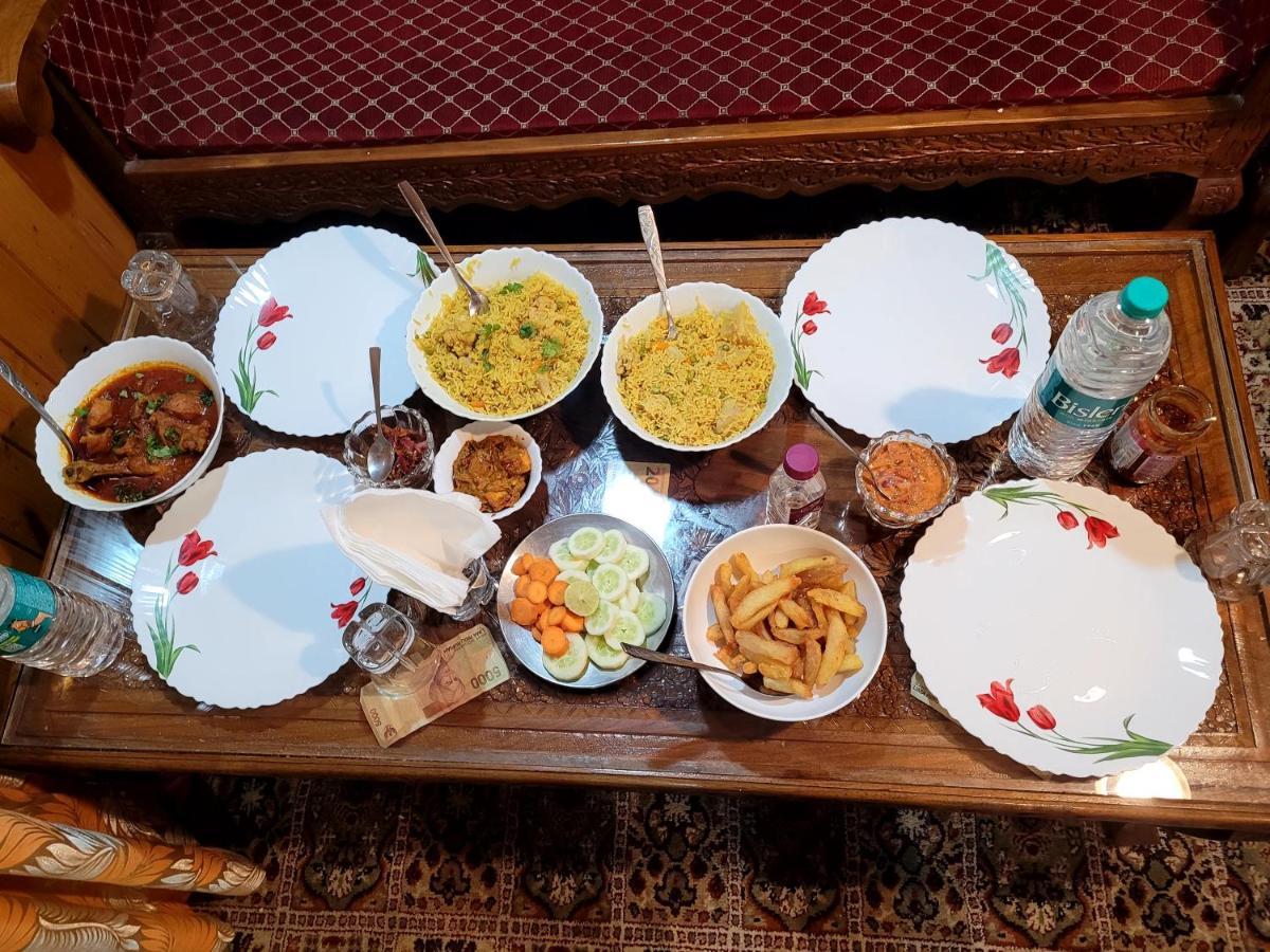 Tashkand Houseboat Srīnagar Екстериор снимка
