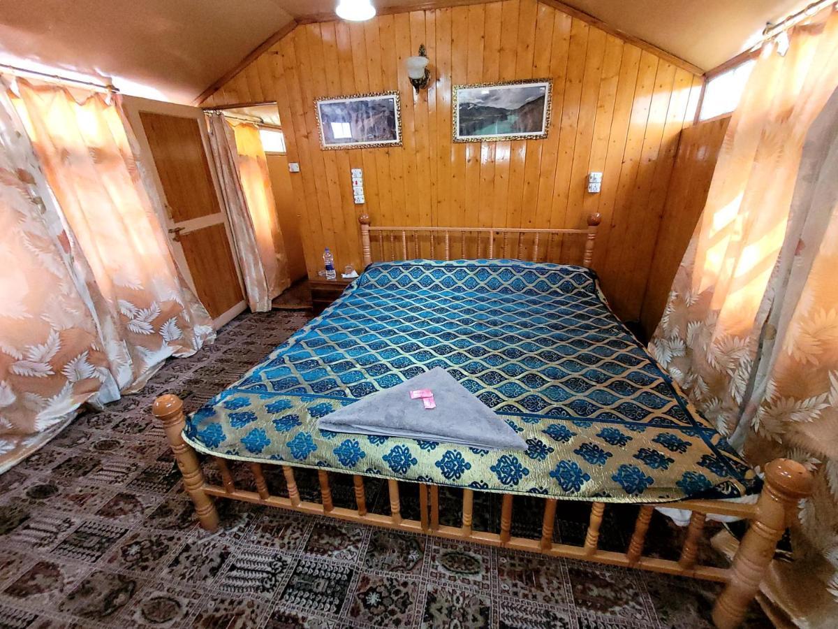 Tashkand Houseboat Srīnagar Екстериор снимка