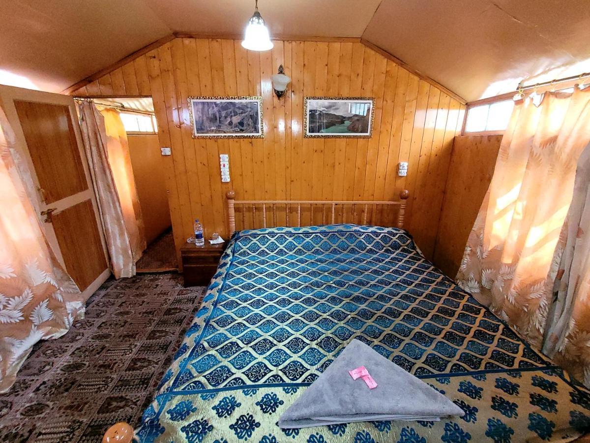 Tashkand Houseboat Srīnagar Екстериор снимка